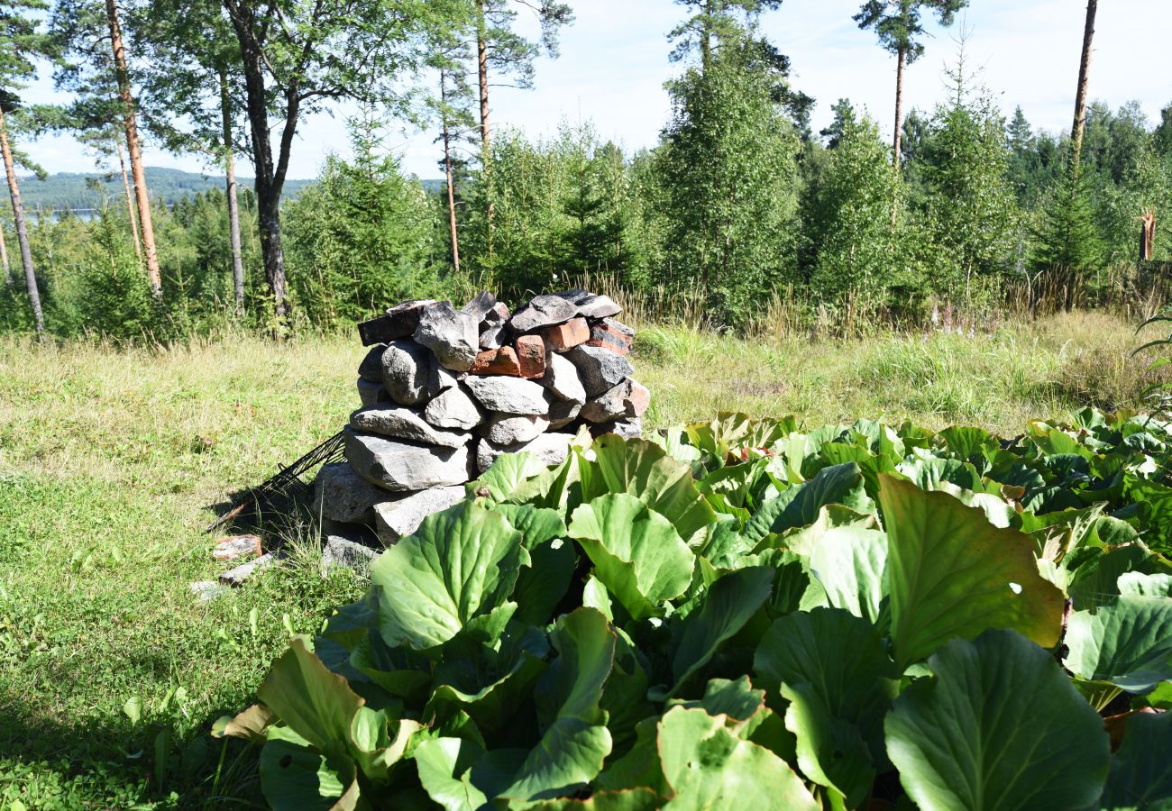 Stuga i Arvika - Mysig stuga i Arvika med privat läge i vacker värmländsk natur | SE18013