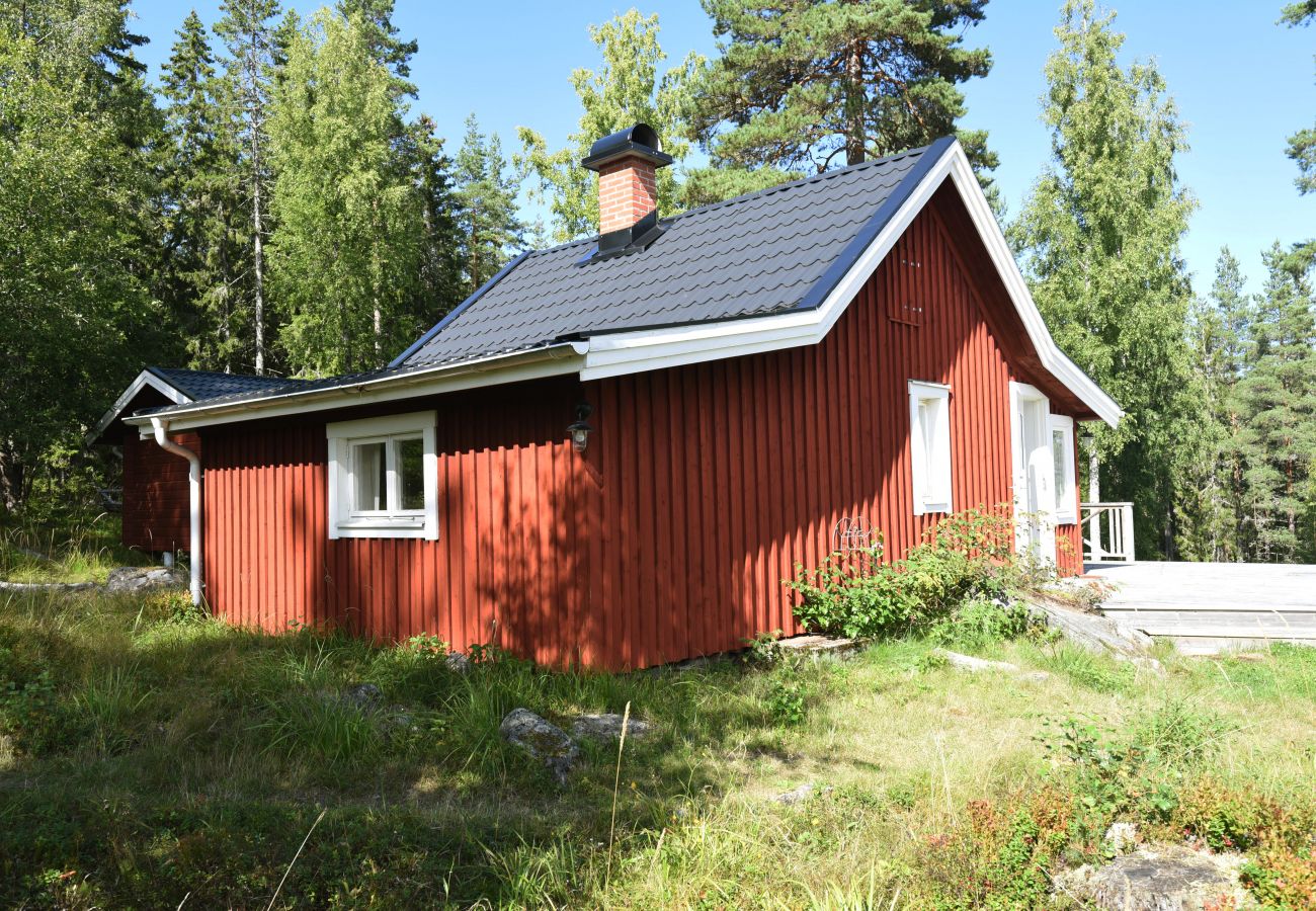 Stuga i Arvika - Mysig stuga i Arvika med privat läge i vacker värmländsk natur | SE18013