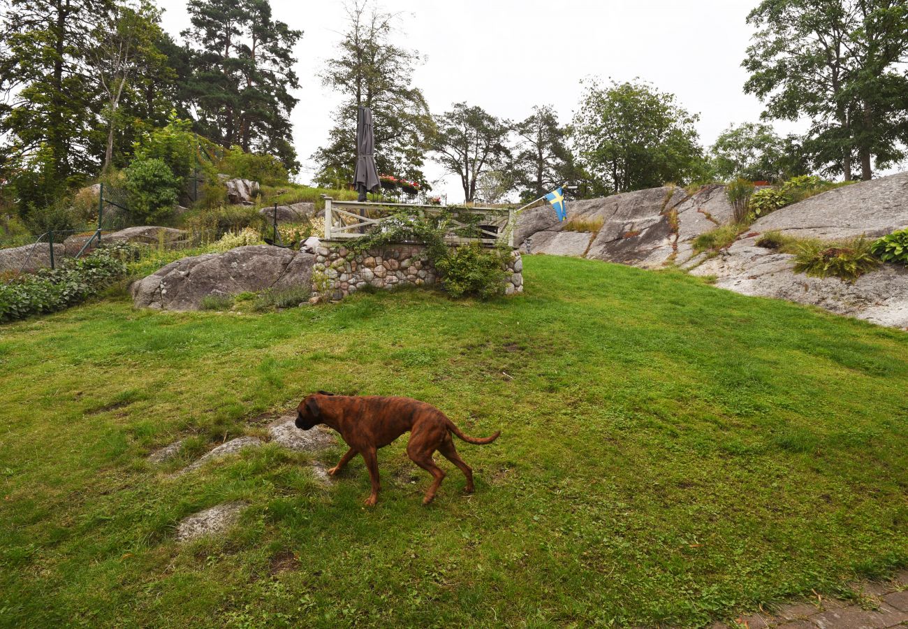 Stuga i Uddevalla - Trevlig villa i centrala Uddevalla med bastu | SE09025