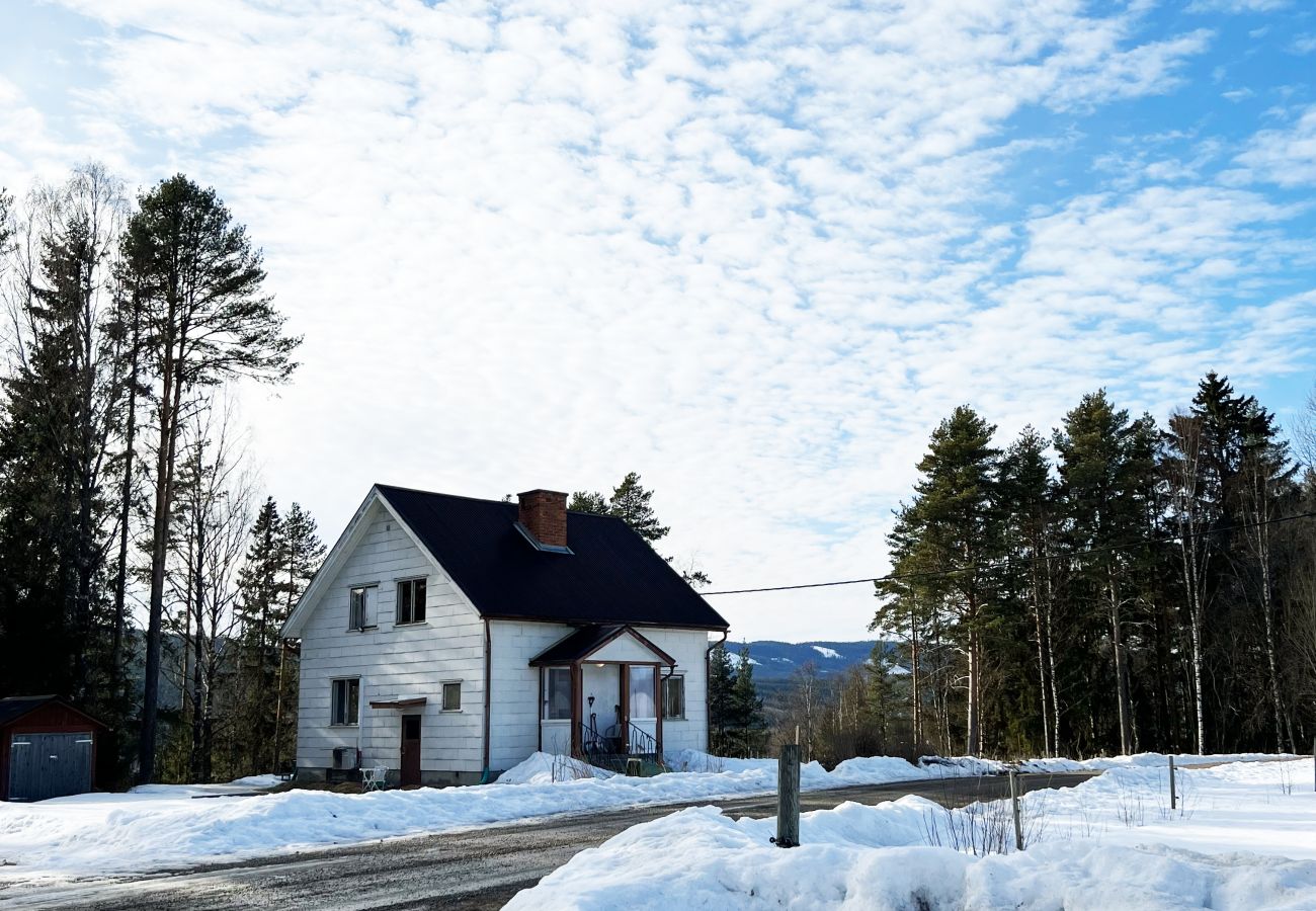 Stuga i Likenäs - Lantlig villa med utsikt över Klarälven nära Branäs | SE18014