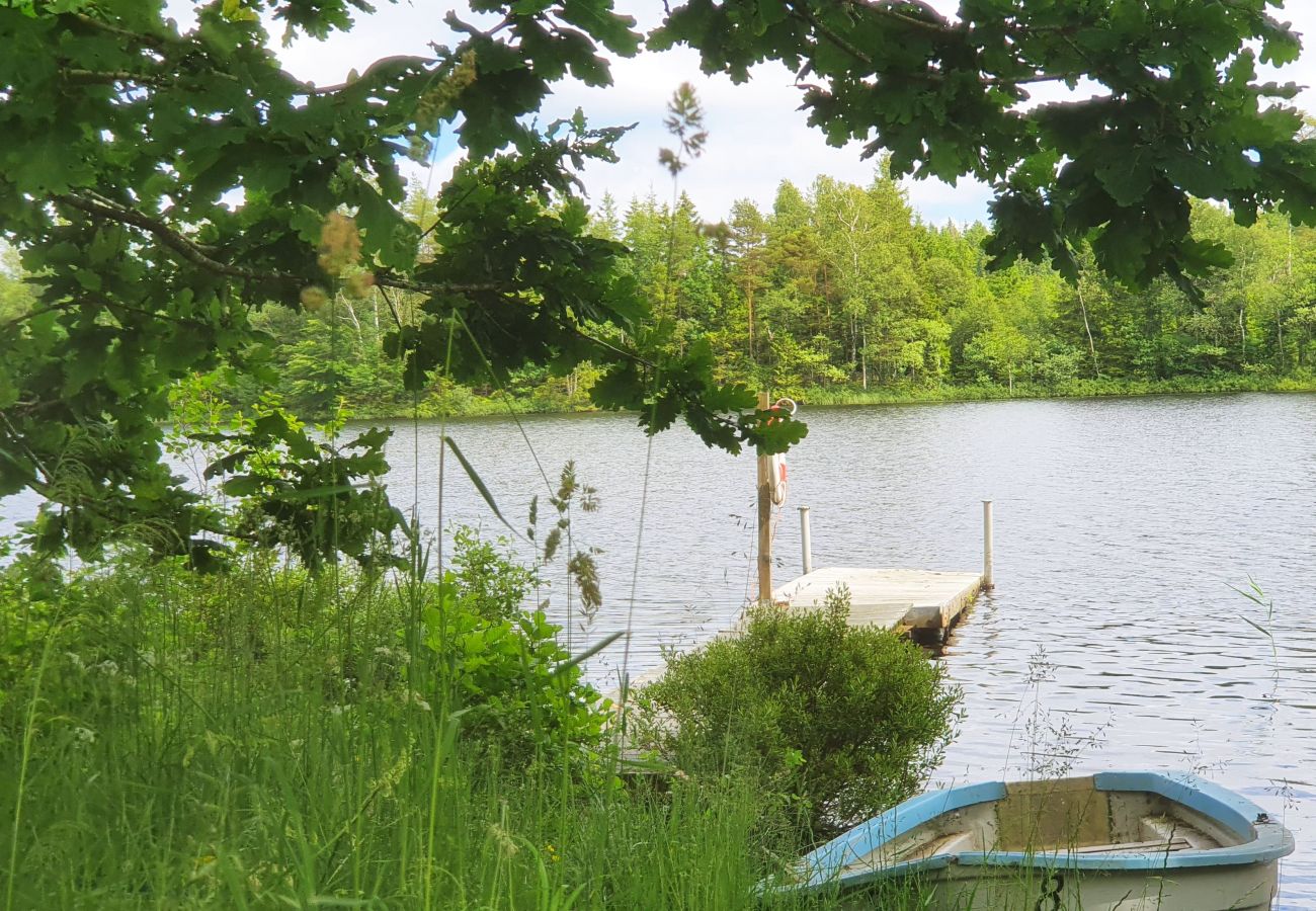 Stuga i Fegen - Trevlig stuga i Fegen, Halland, nära sjö | SE02034
