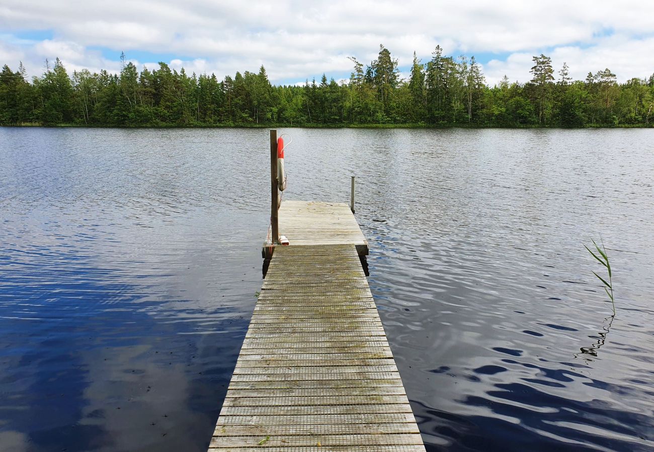 Stuga i Fegen - Trevlig stuga i Fegen, Halland, nära sjö | SE02034
