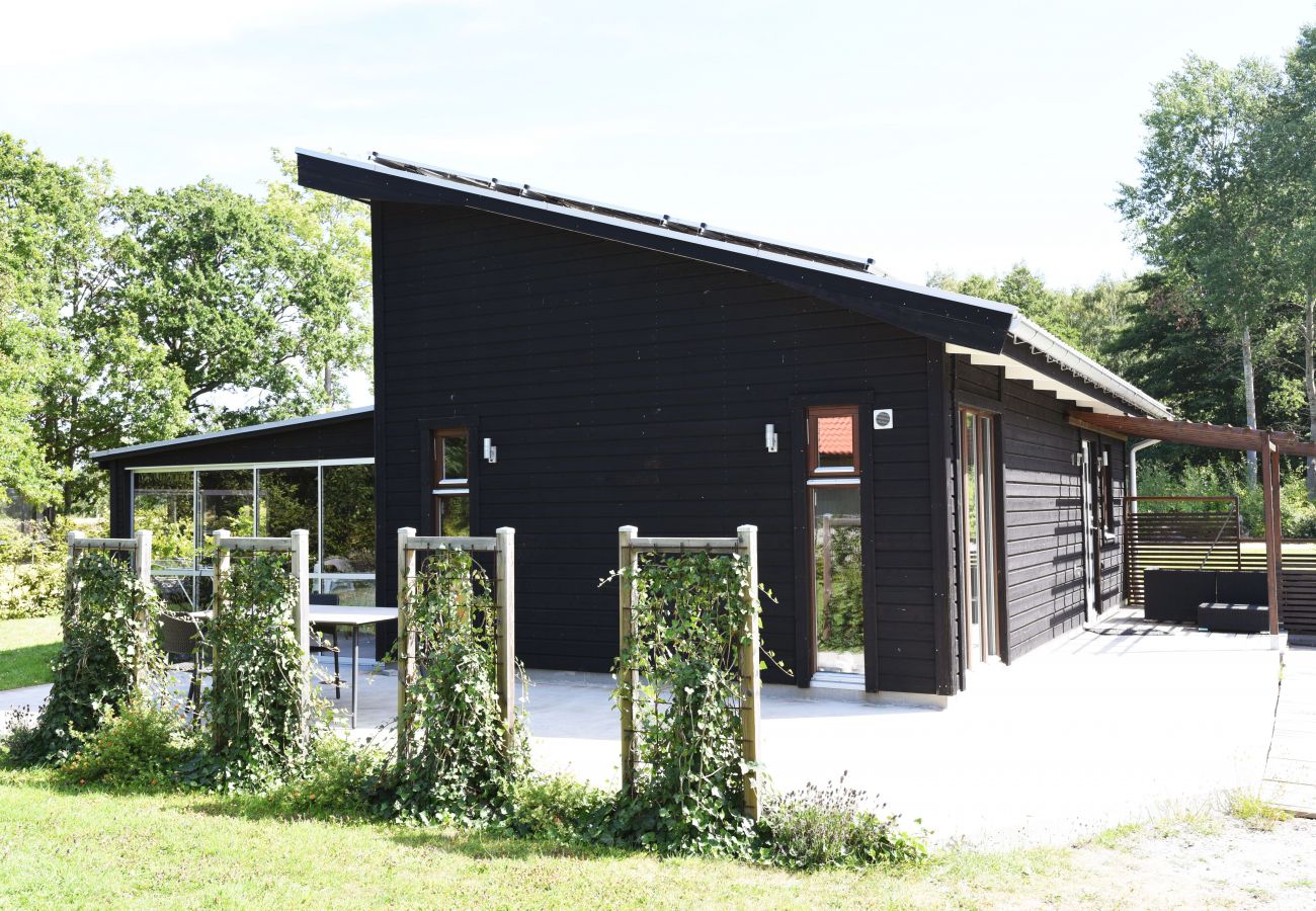 Stuga i Löttorp - Modernt semesterhus i natursköna Stennige, Öland | SE04009