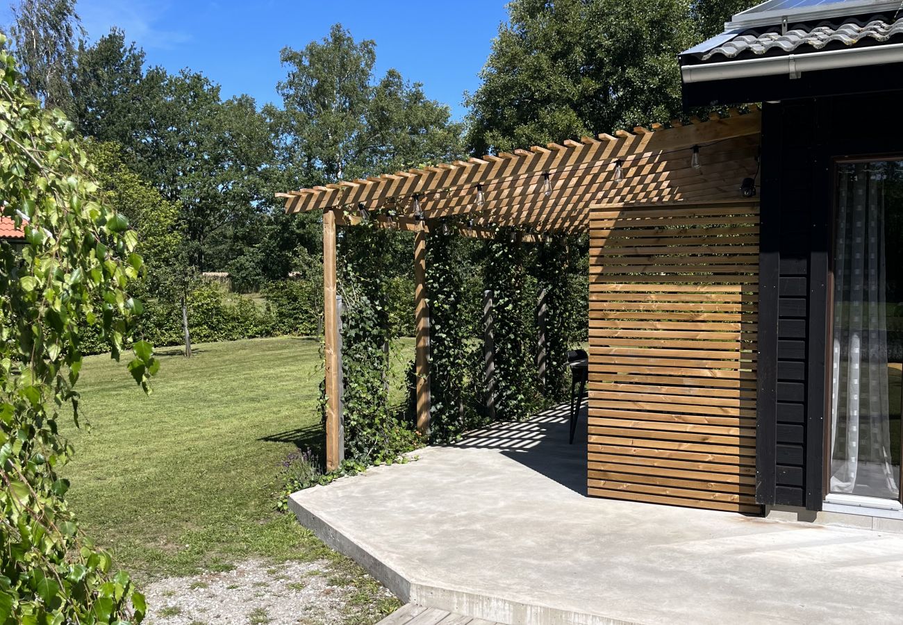 Stuga i Löttorp - Modernt semesterhus i natursköna Stennige, Öland | SE04009