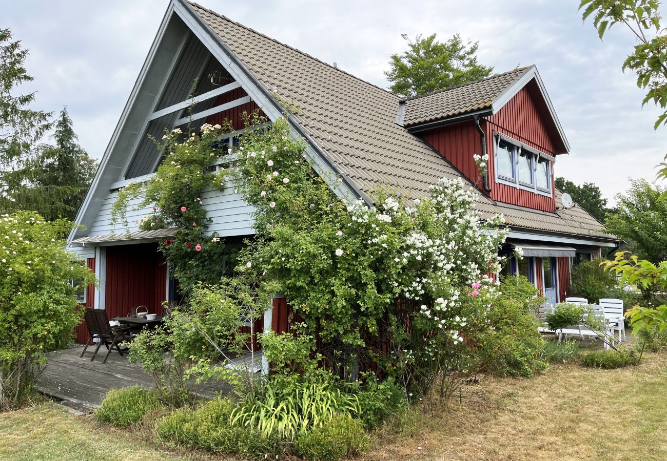 Stuga i Färjestaden - Rymligt hus i Färjestaden på Öland med bastu | SE04011