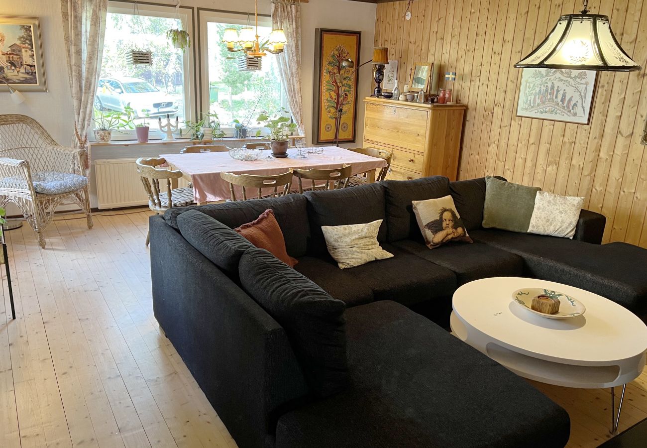 Stuga i Mönsterås - Mysig stuga på Oknö nära bad och natur | SE05013 