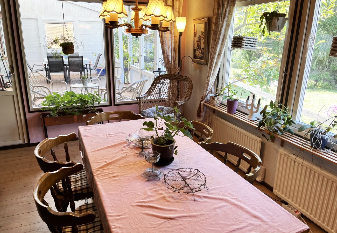 Stuga i Mönsterås - Mysig stuga på Oknö nära bad och natur | SE05013 