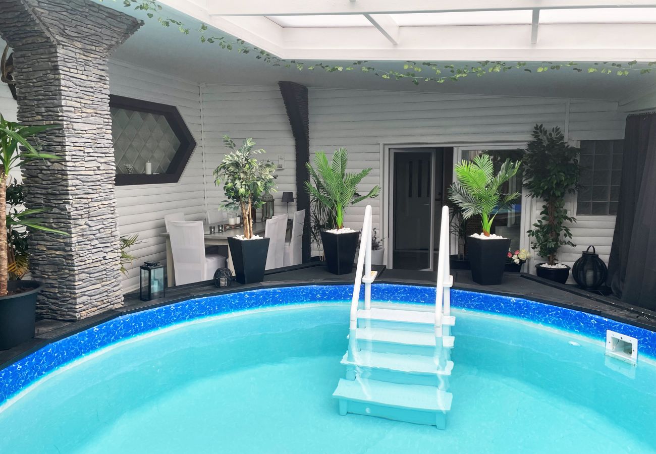 Stuga i Motala - Lyxigt hus i Motala med uppvärmd pool | SE10014