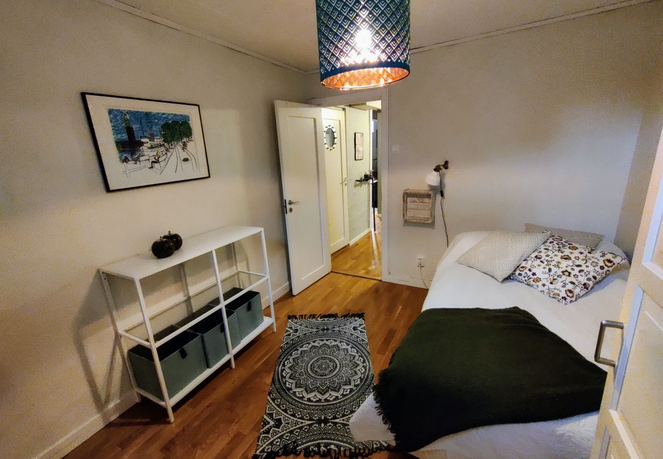 Stuga i Sollentuna - Modernt hus i Stockholm med bastu | SE13003