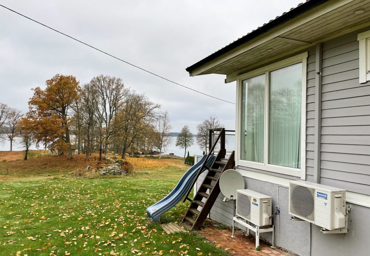 Stuga i Lagan - Härligt semesterhus med panoramautsikt över sjön Flåren utanför Lagan | SE06042