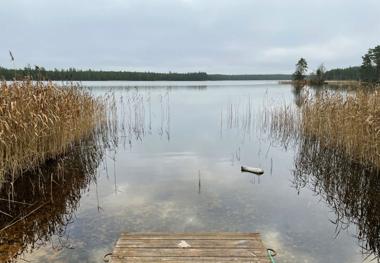 Stuga i Vaggeryd - Stuga med sjötomt och panoramautsikt över sjön Fängen, Vaggeryd | SE07026