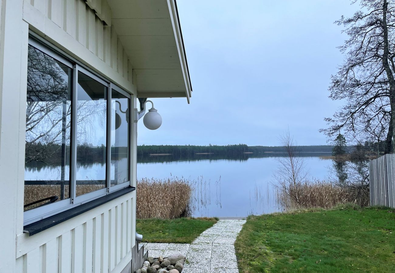 Stuga i Vaggeryd - Stuga med sjötomt och panoramautsikt över sjön Fängen, Vaggeryd | SE07026