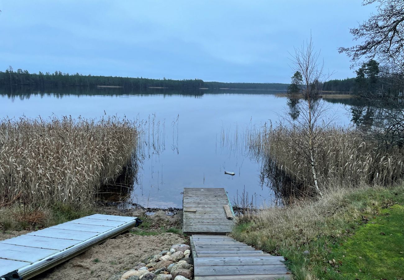 Stuga i Vaggeryd - Stuga med sjötomt och panoramautsikt över sjön Fängen, Vaggeryd | SE07026