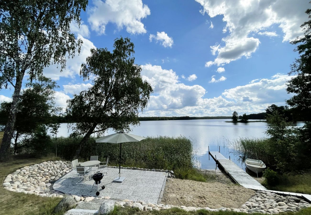 Stuga i Vaggeryd - Stuga med sjötomt och panoramautsikt över sjön Fängen, Vaggeryd | SE07026