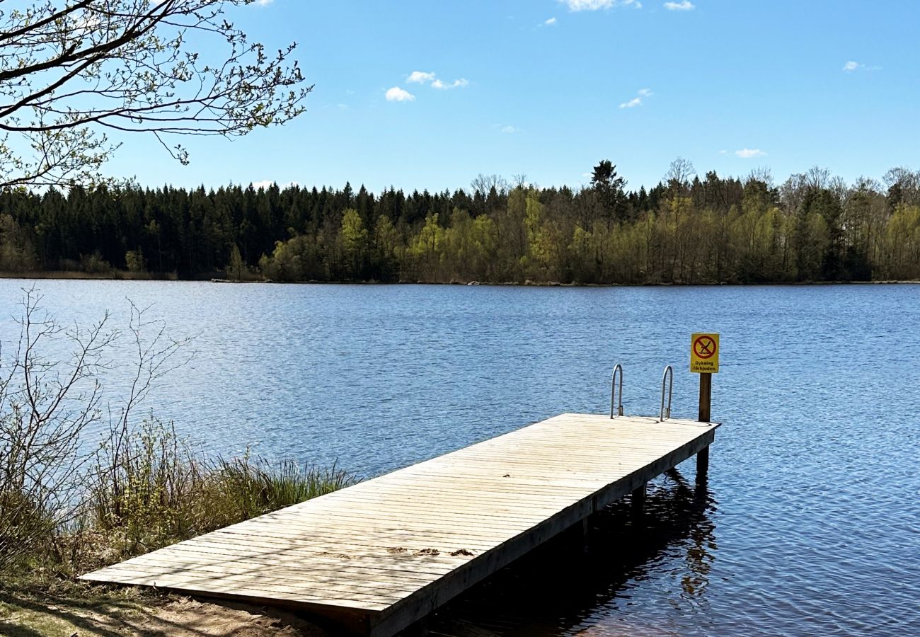 Stuga i Hässleholm - Mysig stuga med skogen utanför husknuten, Hässleholm | SE01559