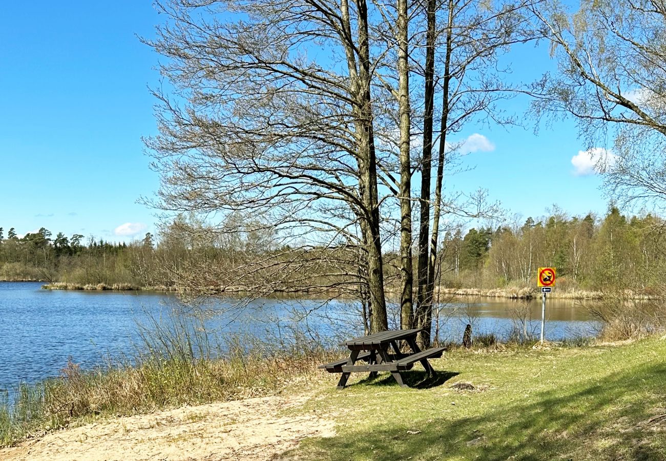 Stuga i Hässleholm - Mysig stuga med skogen utanför husknuten, Hässleholm | SE01559