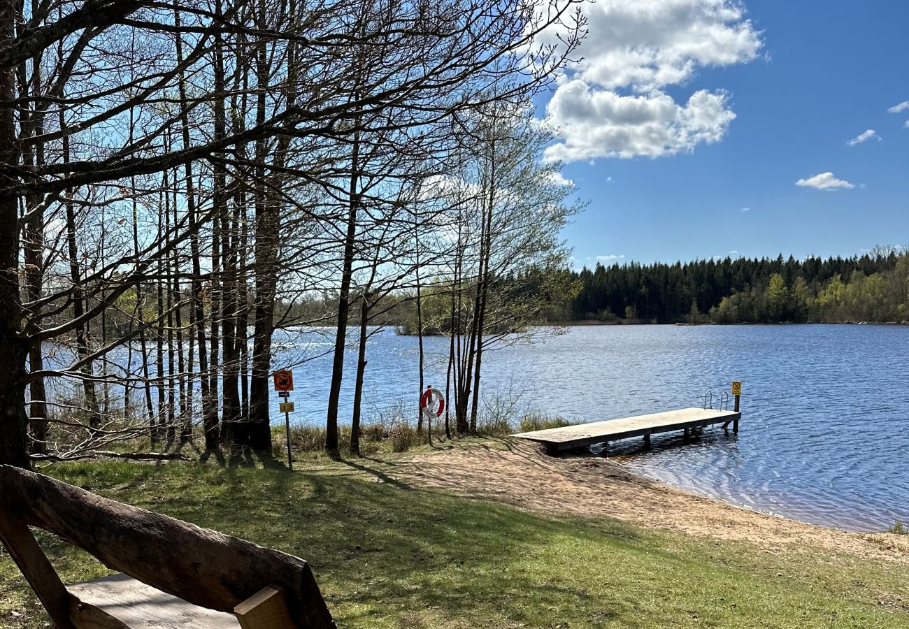 Stuga i Hässleholm - Mysig stuga med skogen utanför husknuten, Hässleholm | SE01559