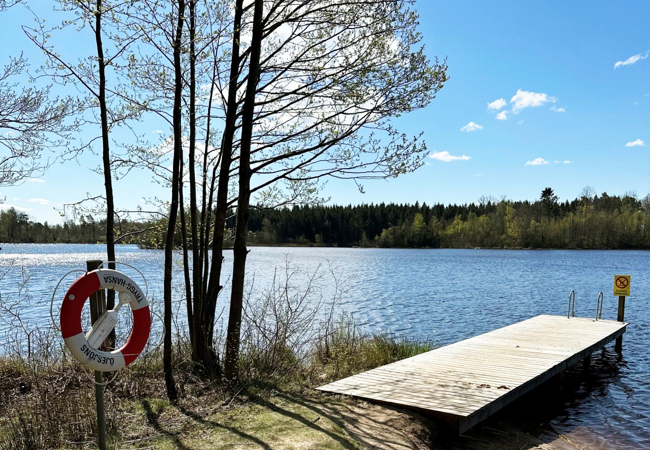 Stuga i Hässleholm - Mysig stuga med skogen utanför husknuten, Hässleholm | SE01559