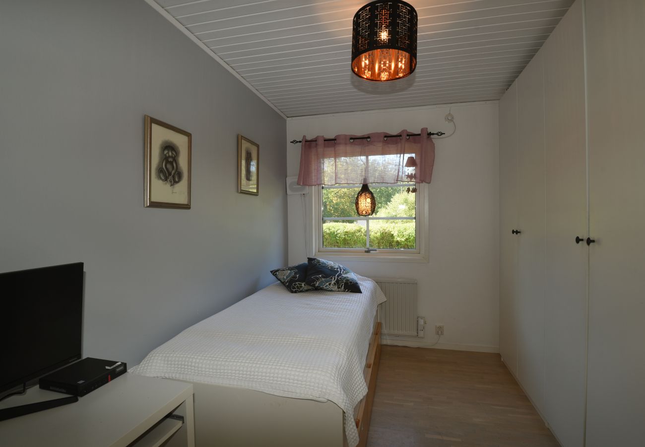 Stuga i Svanesund - Fräsch och ombonad villa med vedeldat vildmarksbad och bastu | SE09026 Svanesund/Orust.