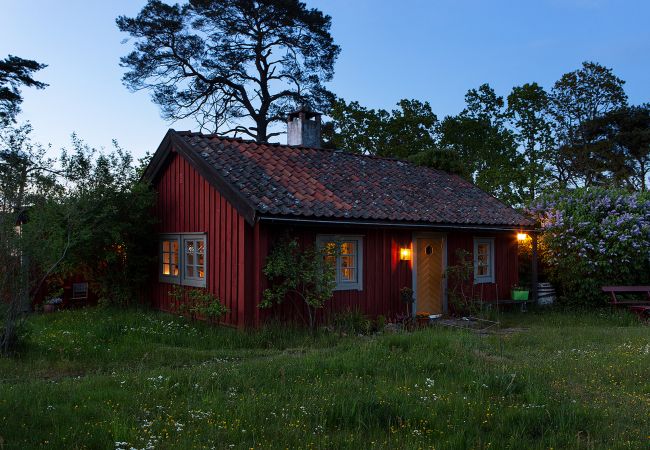 Stuga i Rockneby - Stuga i Drag med unikt läge och sjötomt | SE05014