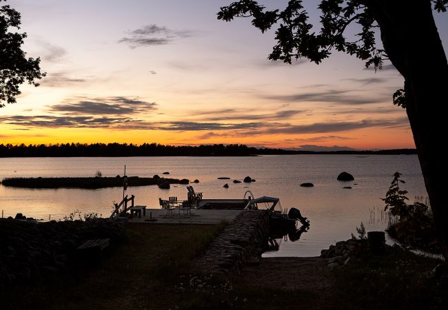 Stuga i Rockneby - Arkitektritad stuga i Drag med panoramautsikt över Dragsviken | SE05015