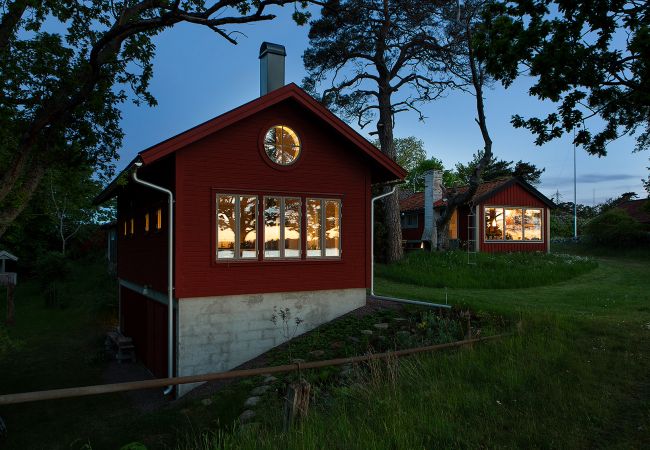 Stuga i Rockneby - Arkitektritad stuga i Drag med panoramautsikt över Dragsviken | SE05015