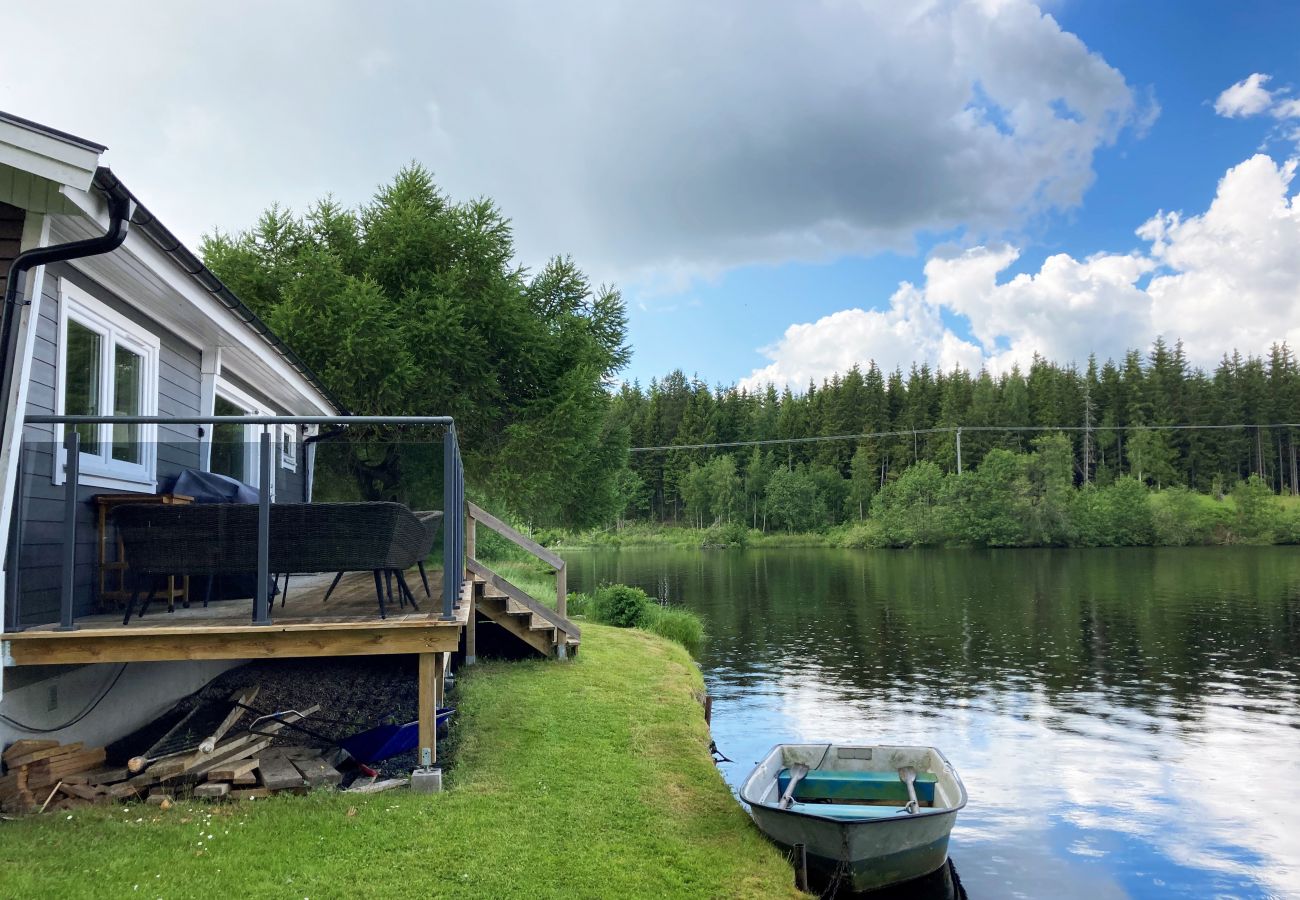 Stuga i Bankeryd - Härlig stuga i Bankeryd med panoramautsikt över sjö| SE07027