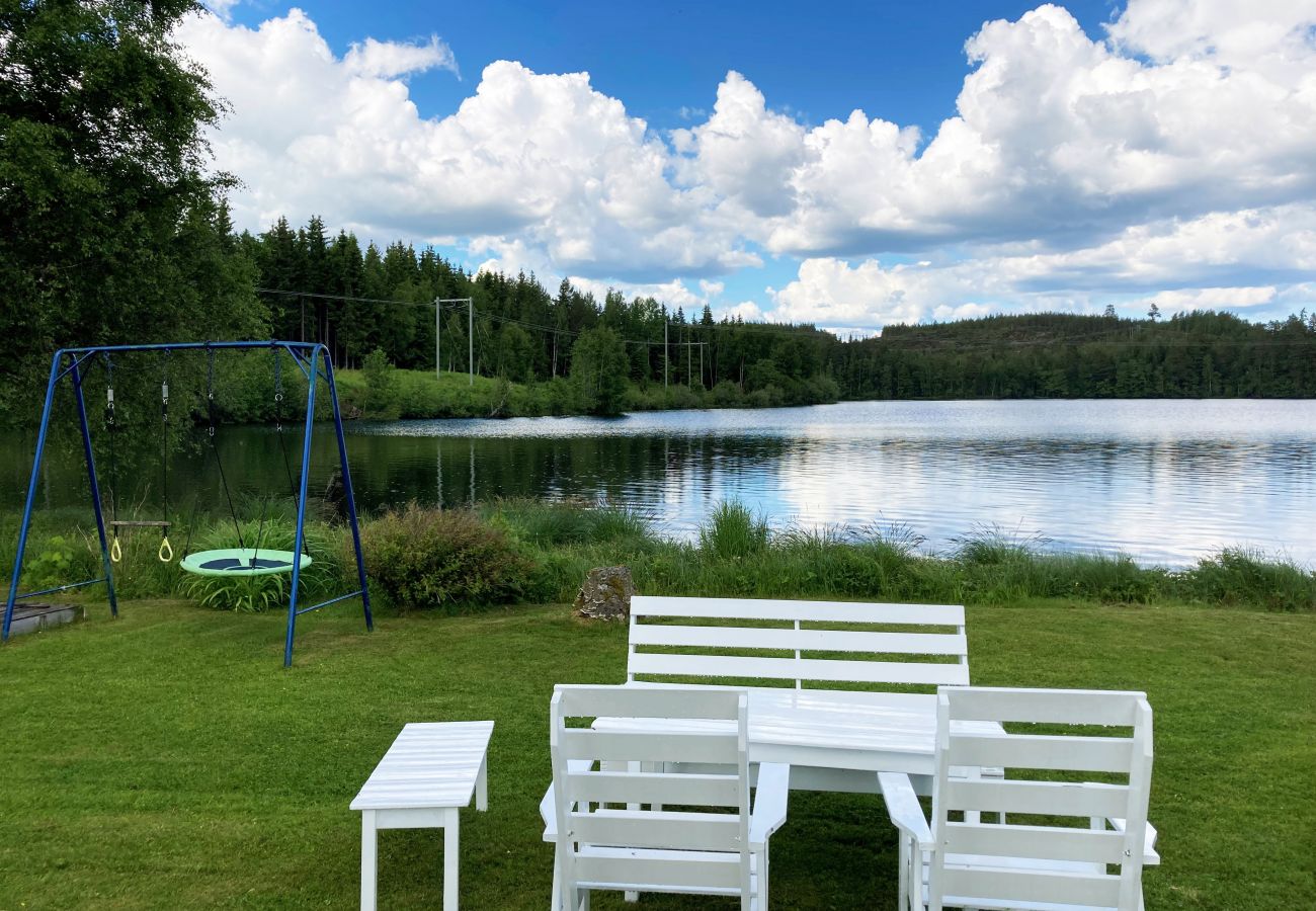 Stuga i Bankeryd - Härlig stuga i Bankeryd med panoramautsikt över sjö| SE07027