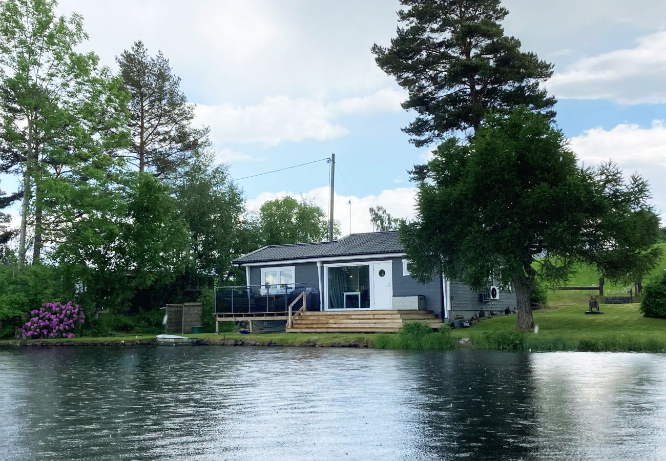 Stuga i Bankeryd - Härlig stuga i Bankeryd med panoramautsikt över sjö| SE07027