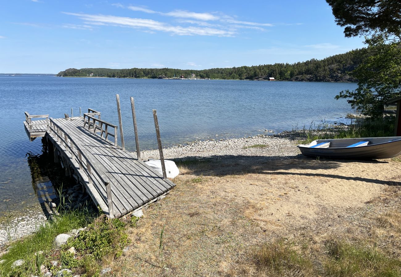 Stuga i Sorunda - Hus vid havet med pool och bastu, i närheten av Nynäshamn | SE13017 