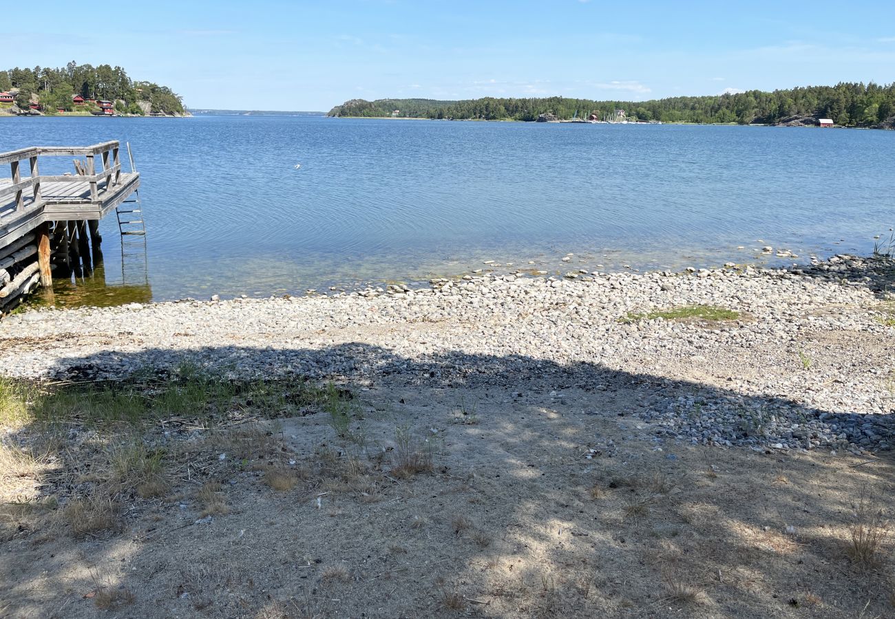 Stuga i Sorunda - Hus vid havet med pool och bastu, i närheten av Nynäshamn | SE13017 