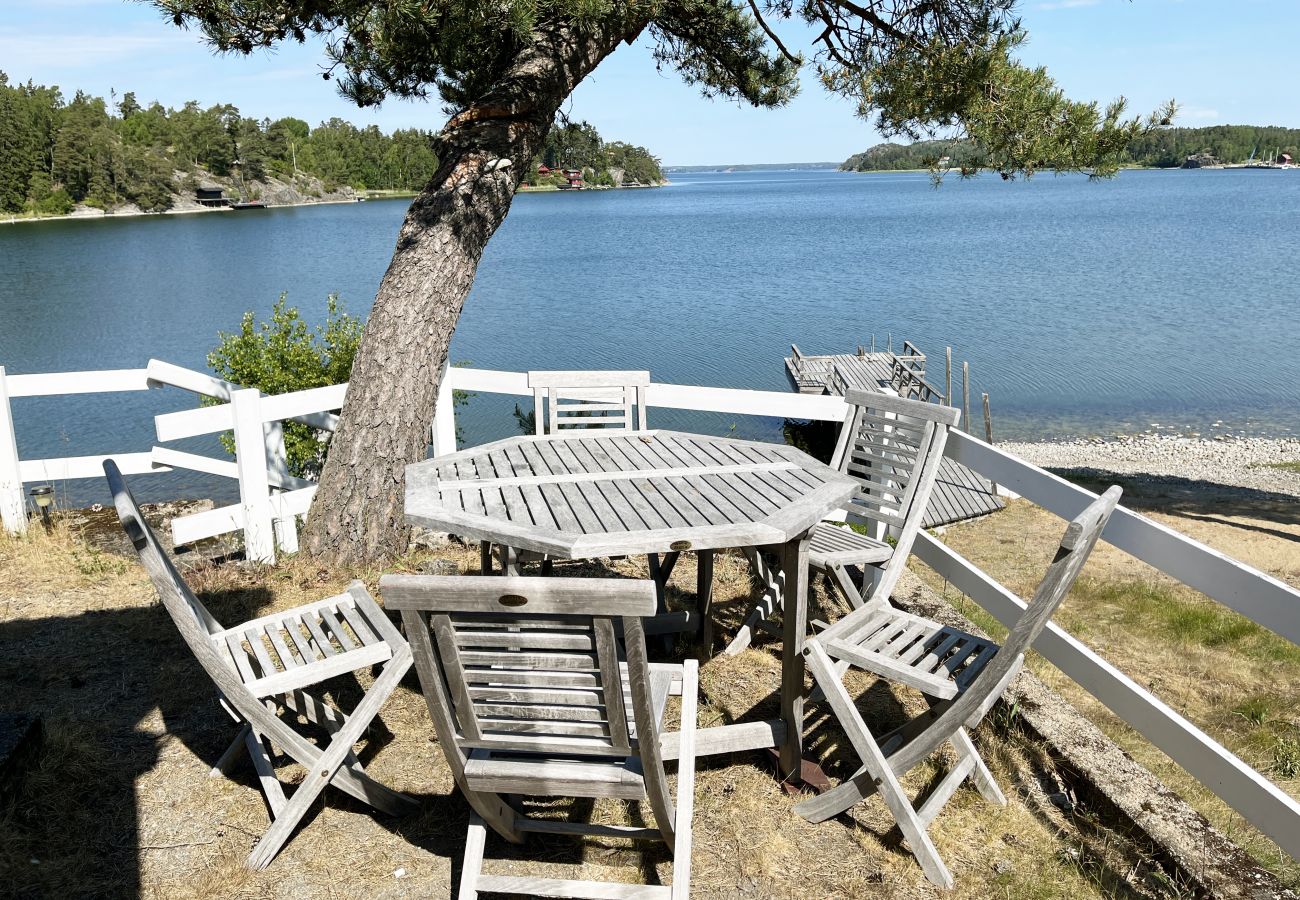 Stuga i Sorunda - Hus vid havet med pool och bastu, i närheten av Nynäshamn | SE13017 