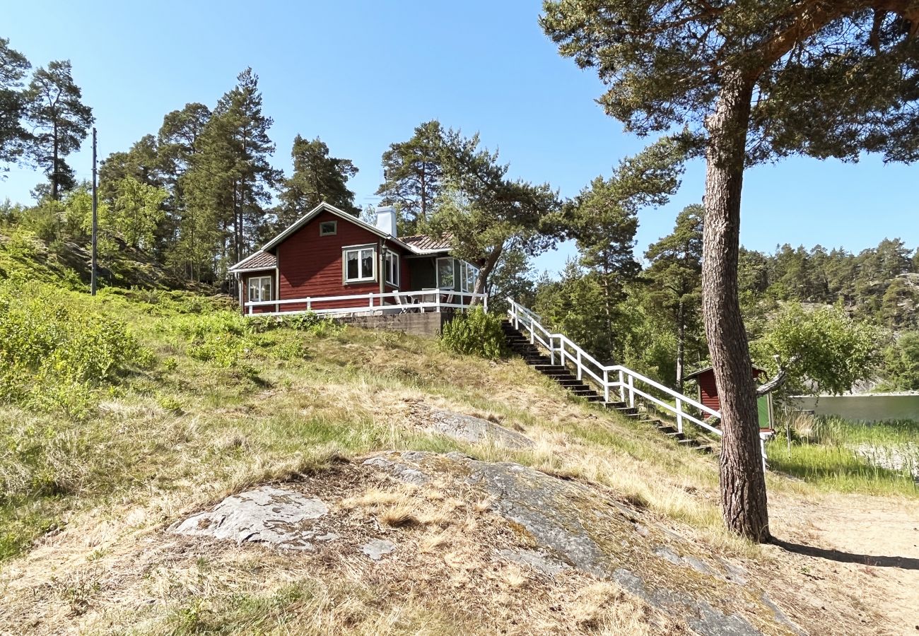 Stuga i Sorunda - Hus vid havet med pool och bastu, i närheten av Nynäshamn | SE13017 