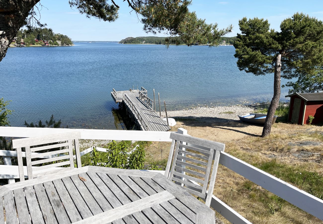 Stuga i Sorunda - Hus vid havet med pool och bastu, i närheten av Nynäshamn | SE13017 