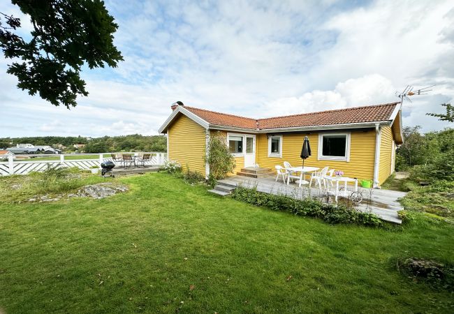 Stuga i Lycke - Stuga med utsikt över havet nära Marstrand | SE09030