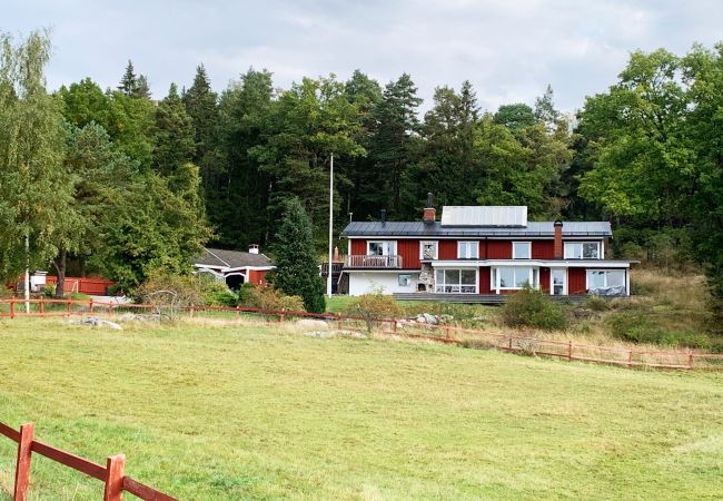  i Vaxholm - Rymlig villa med havsutsikt på Skarpö, Vaxholm | SE13002