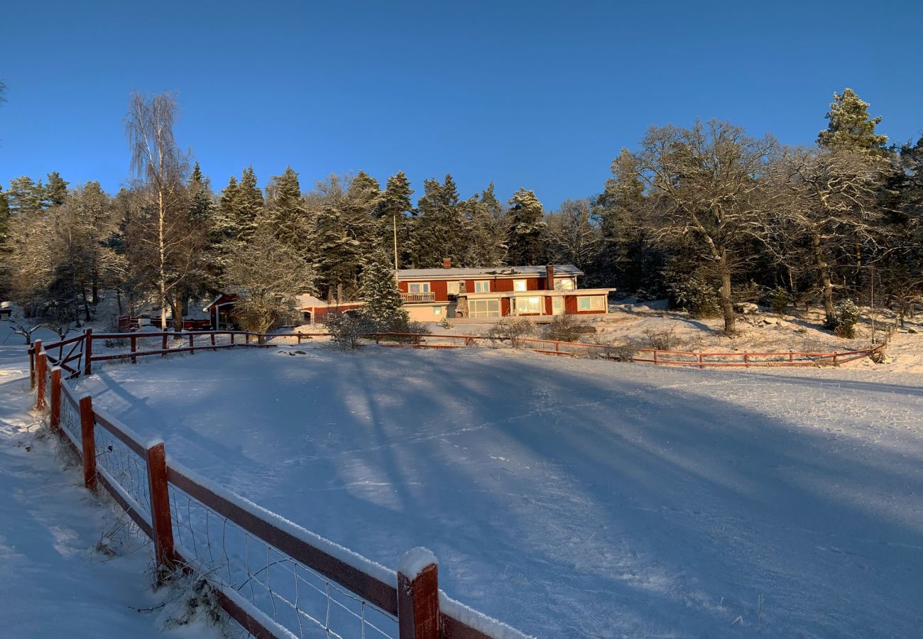 Stuga i Vaxholm - Rymlig villa med havsutsikt på Skarpö, Vaxholm | SE13002