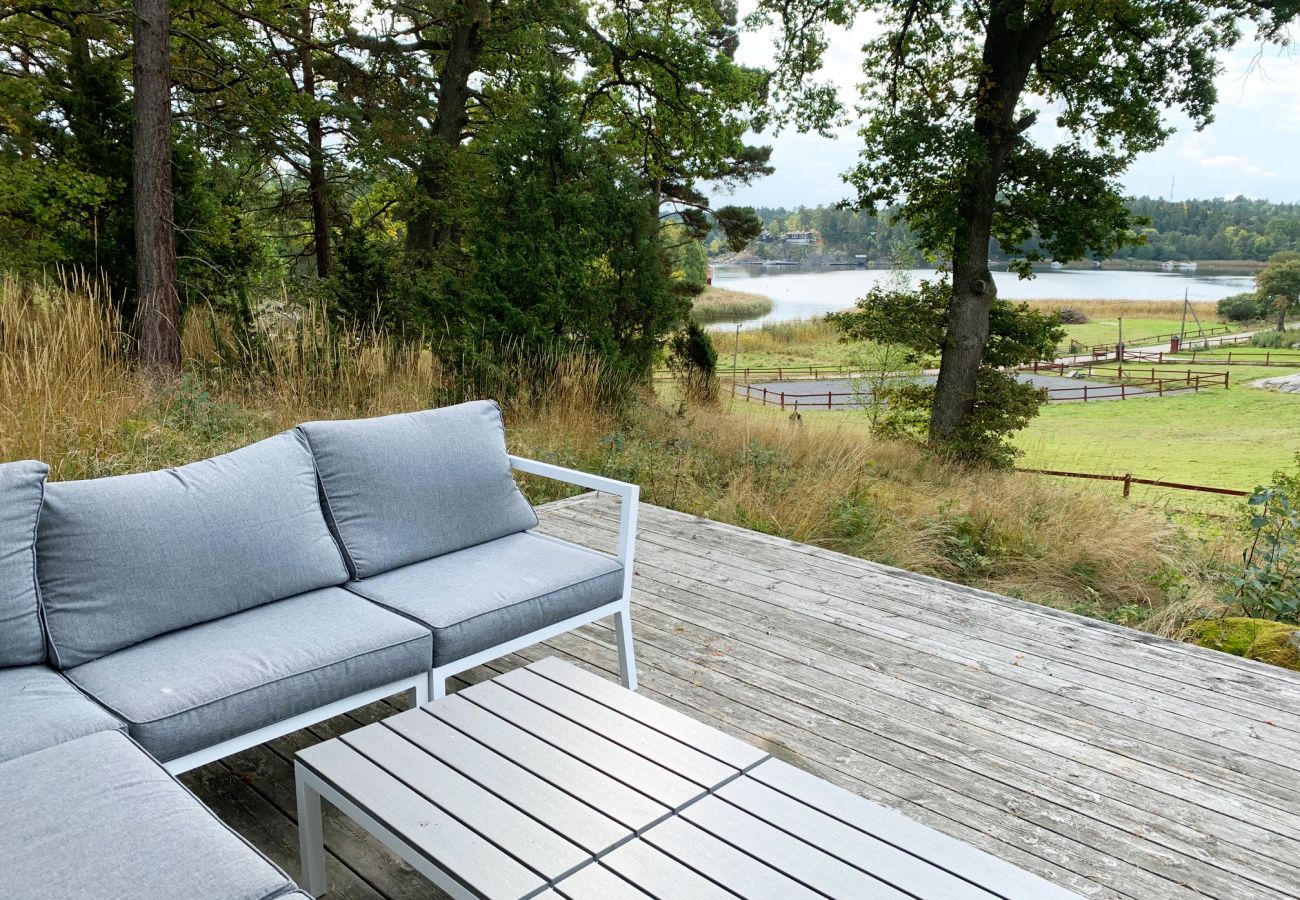 Stuga i Vaxholm - Rymlig villa med havsutsikt på Skarpö, Vaxholm | SE13002