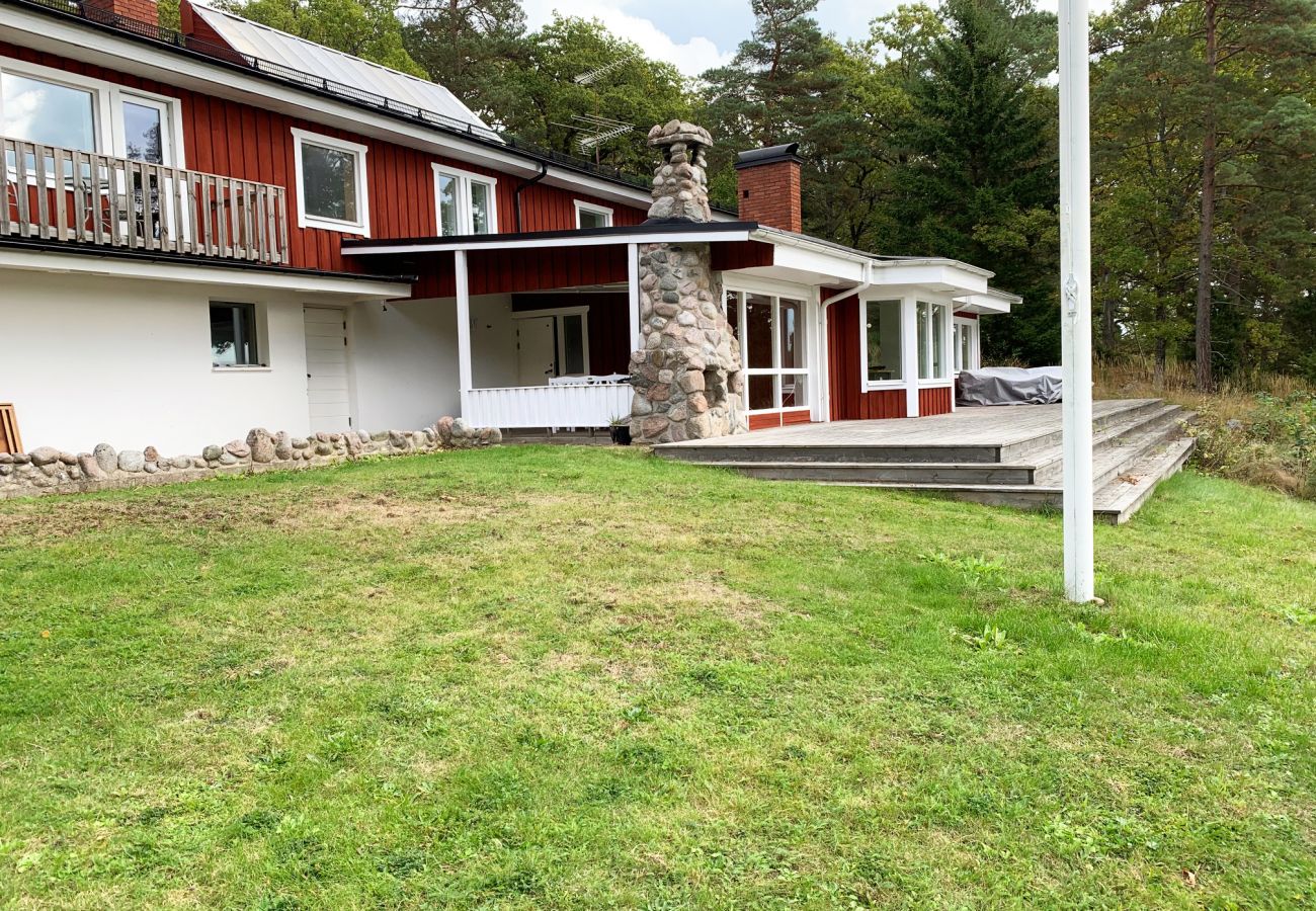 Stuga i Vaxholm - Rymlig villa med havsutsikt på Skarpö, Vaxholm | SE13002