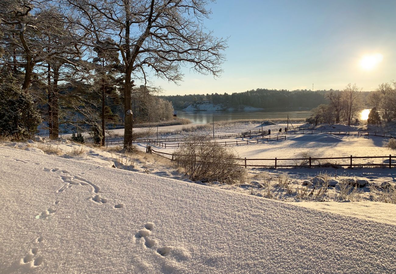 Stuga i Vaxholm - Rymlig villa med havsutsikt på Skarpö, Vaxholm | SE13002