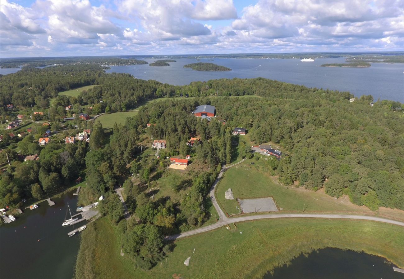 Stuga i Vaxholm - Rymlig villa med havsutsikt på Skarpö, Vaxholm | SE13002