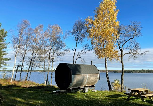 Stuga i Månsarp - Härligt semesterhus med egen sjötomt och panoramautsikt över Rasjön | SE07037