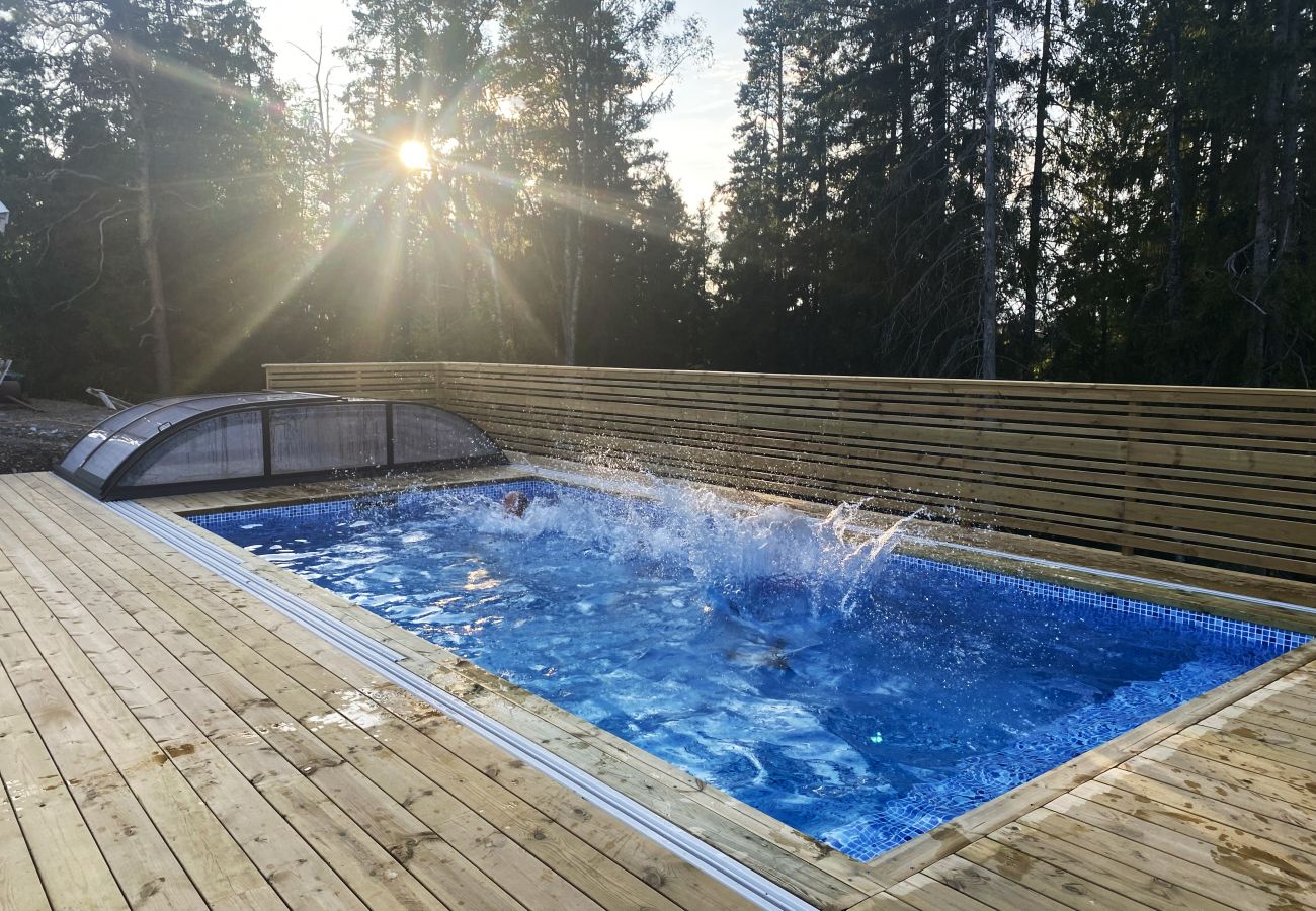 Stuga i Vega - Rymligt boende nära Stockholm med uppvärmd pool | SE13013