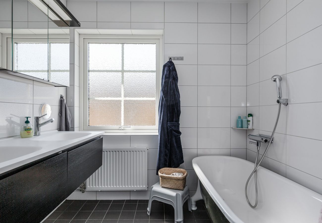 Stuga i Vega - Rymligt boende nära Stockholm med uppvärmd pool | SE13013