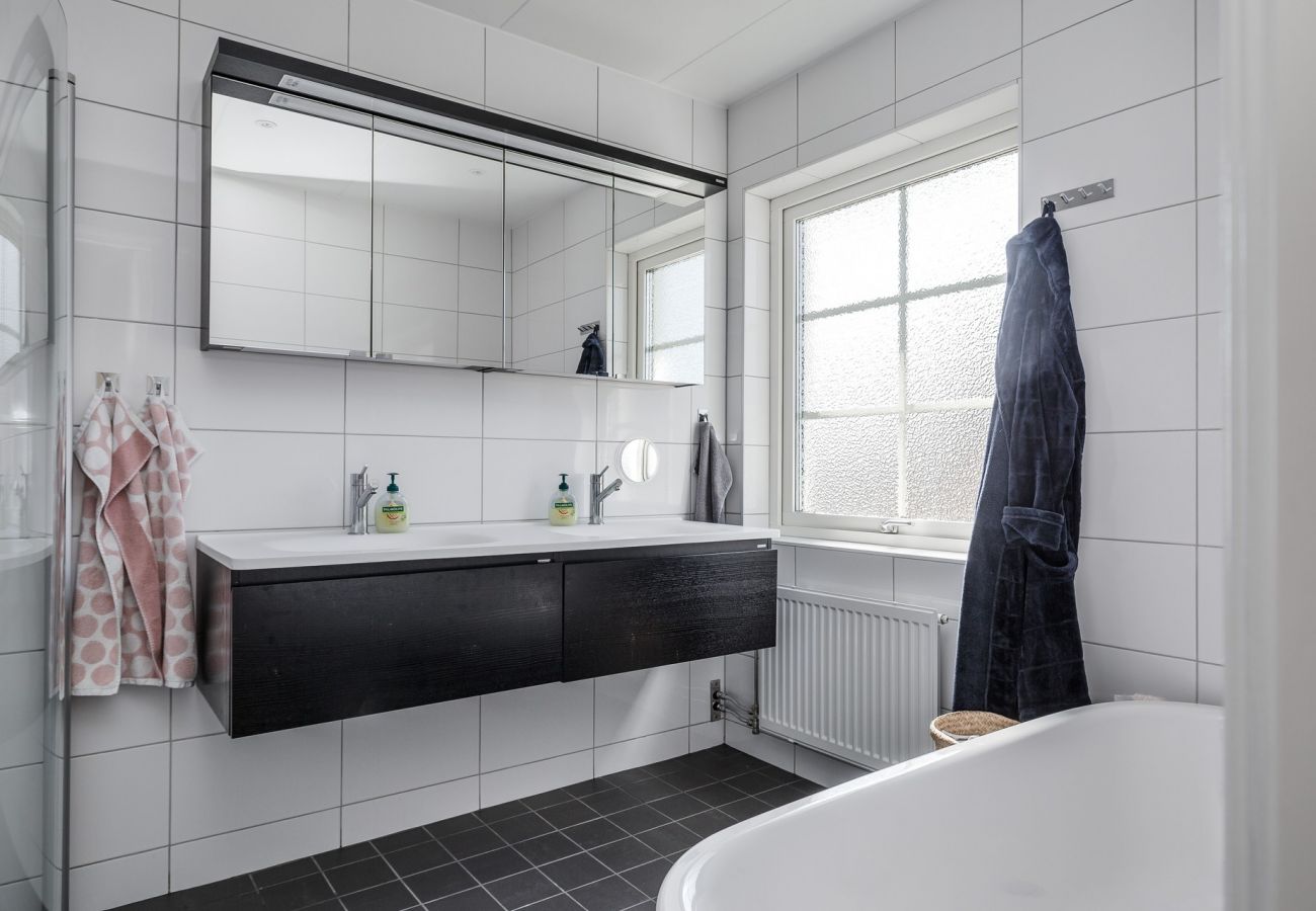Stuga i Vega - Rymligt boende nära Stockholm med uppvärmd pool | SE13013