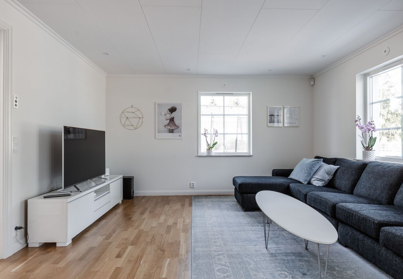Stuga i Vega - Rymligt boende nära Stockholm med uppvärmd pool | SE13013