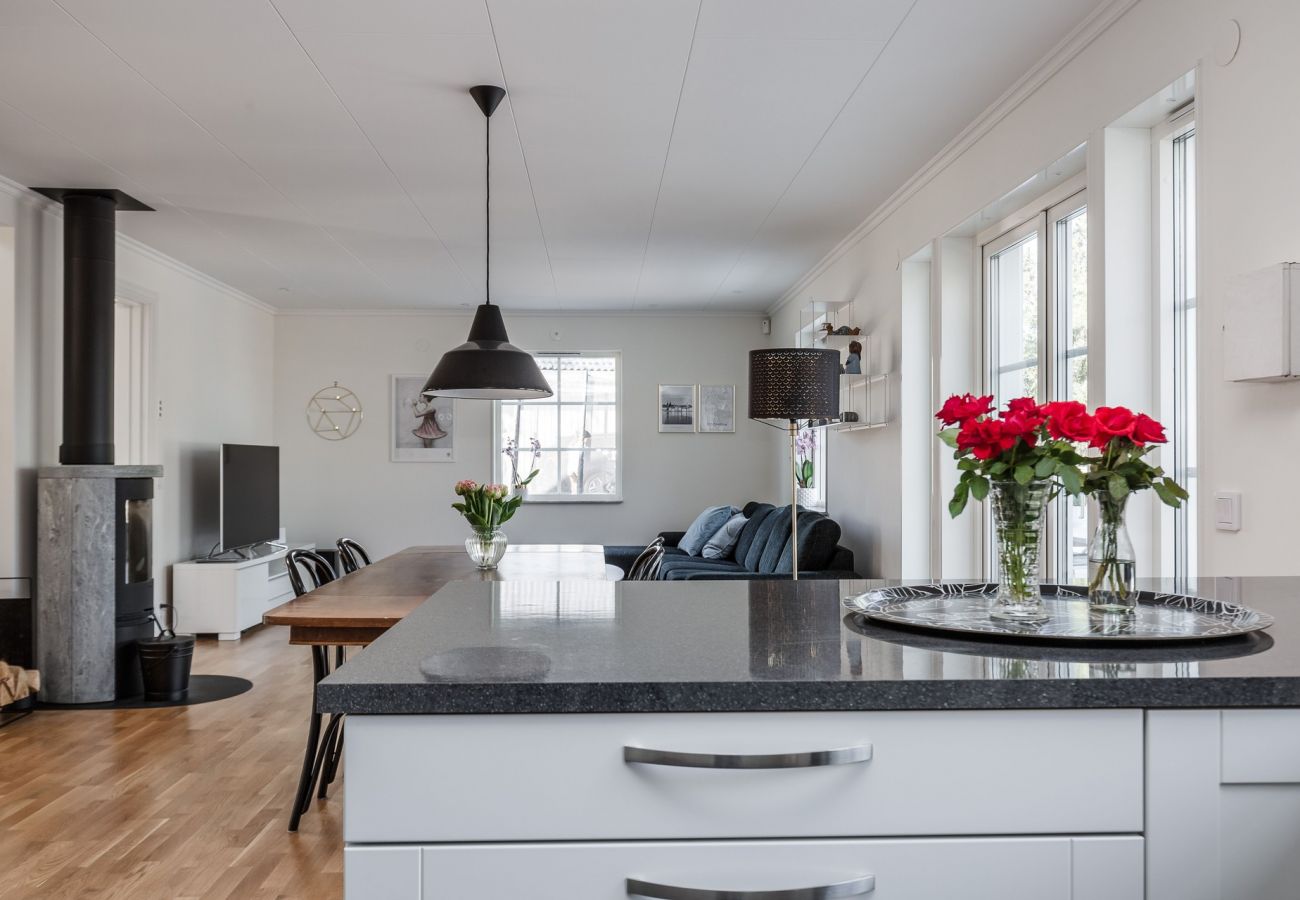 Stuga i Vega - Rymligt boende nära Stockholm med uppvärmd pool | SE13013