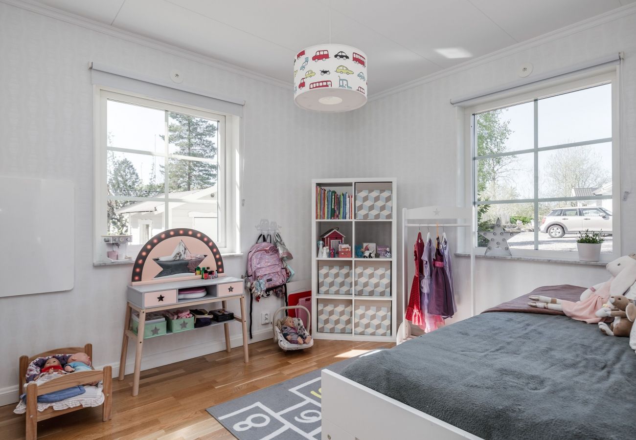 Stuga i Vega - Rymligt boende nära Stockholm med uppvärmd pool | SE13013