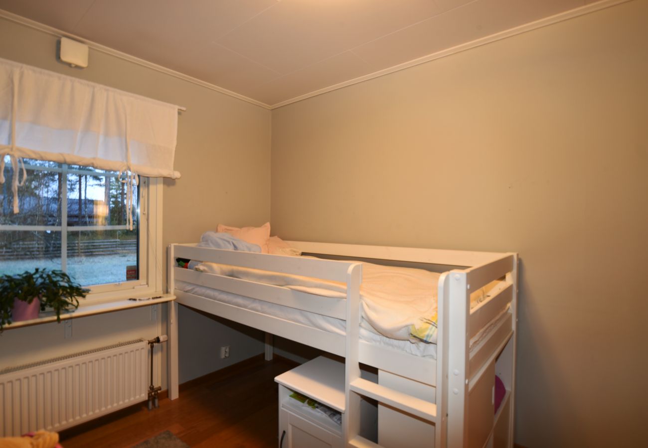 Stuga i Karlstad - Rymligt hus nära Karlstad och Vänern | SE18021