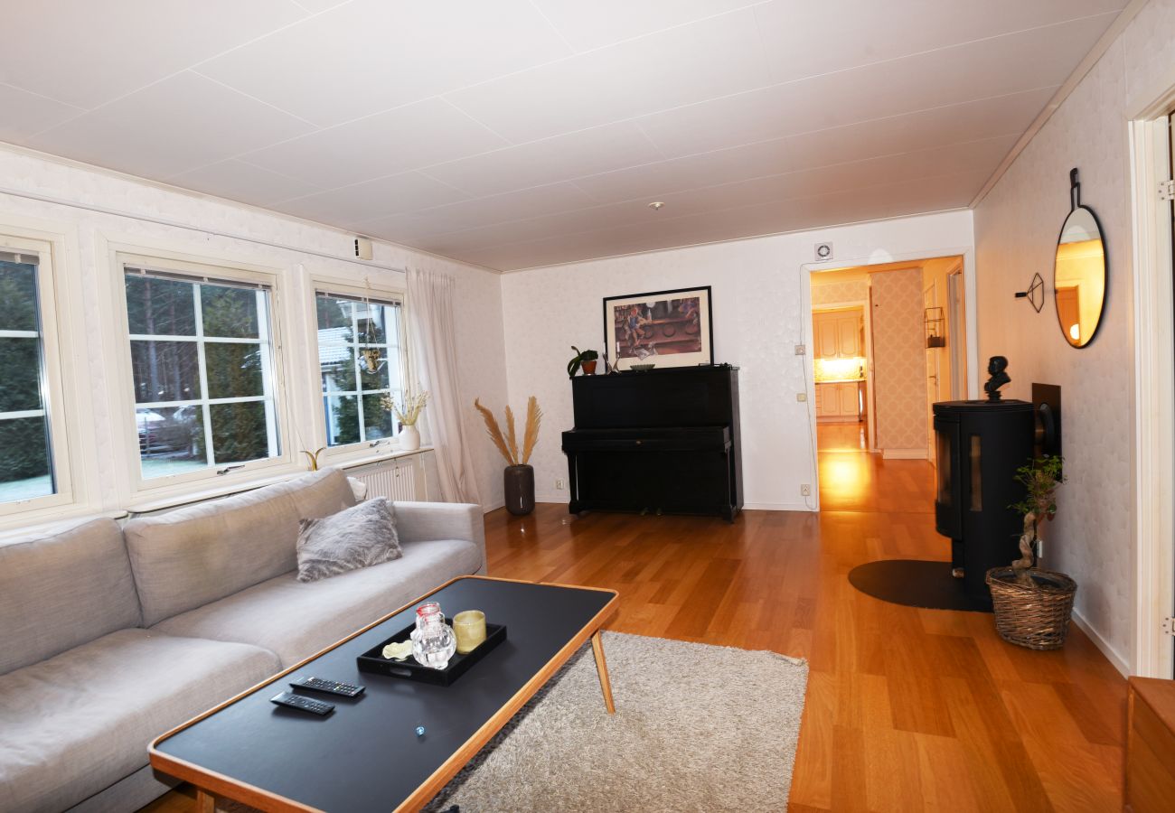 Stuga i Karlstad - Rymligt hus nära Karlstad och Vänern | SE18021